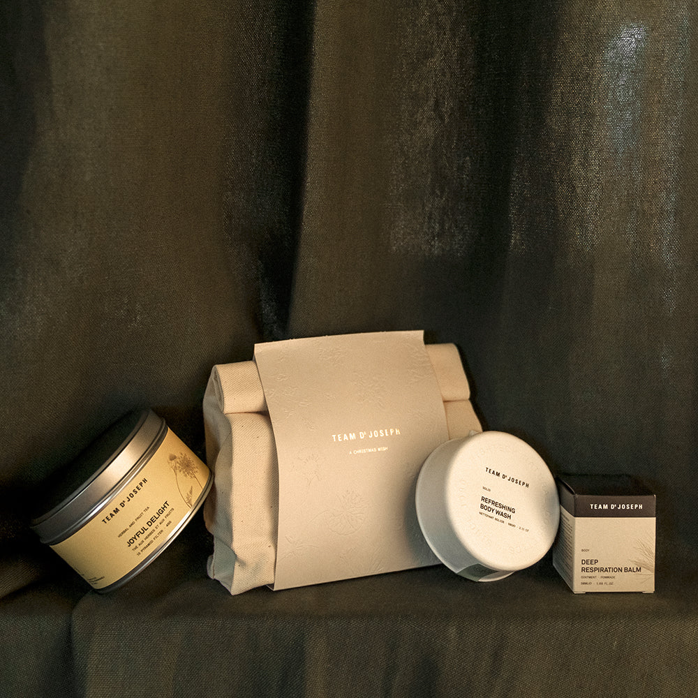 A CHRISTMAS WISH KIT indeholdende TEAM DR. JOSEPH'S JOYFUL DELIGHT, REPLENISHING BODYWASH & DEEP RESPERATION BALM